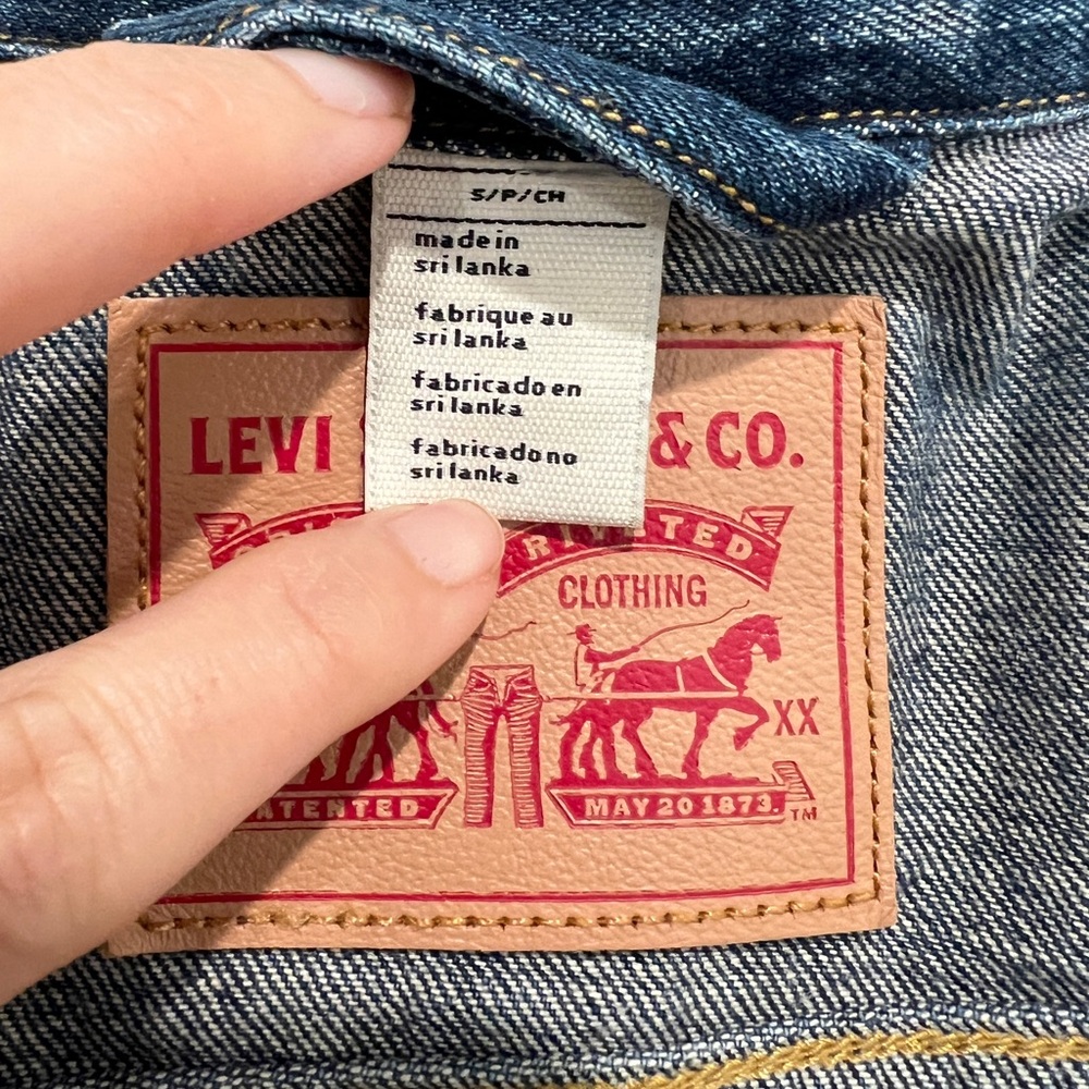 Levi’s Cropped Jean Denim Vest - Picture 8 of 9